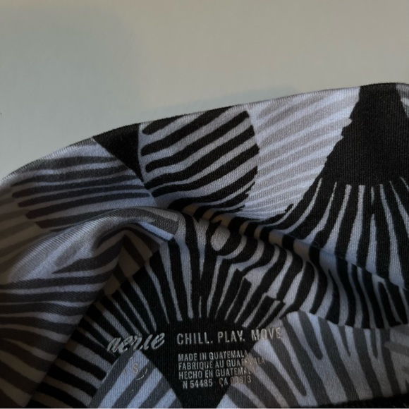 🩷AERIE HIGH WAISTED BLACK WHITE PATTERNED LEGGINGS CUT OUT 7/8 SIZE SMALL - Picture 7 of 10